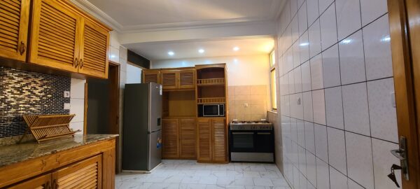 Appartement meublé haut-standing  à louer à Bastos-Yaoundé – Image 12