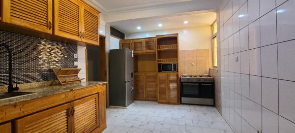 Appartement meublé haut-standing  à louer à Bastos-Yaoundé – Image 9