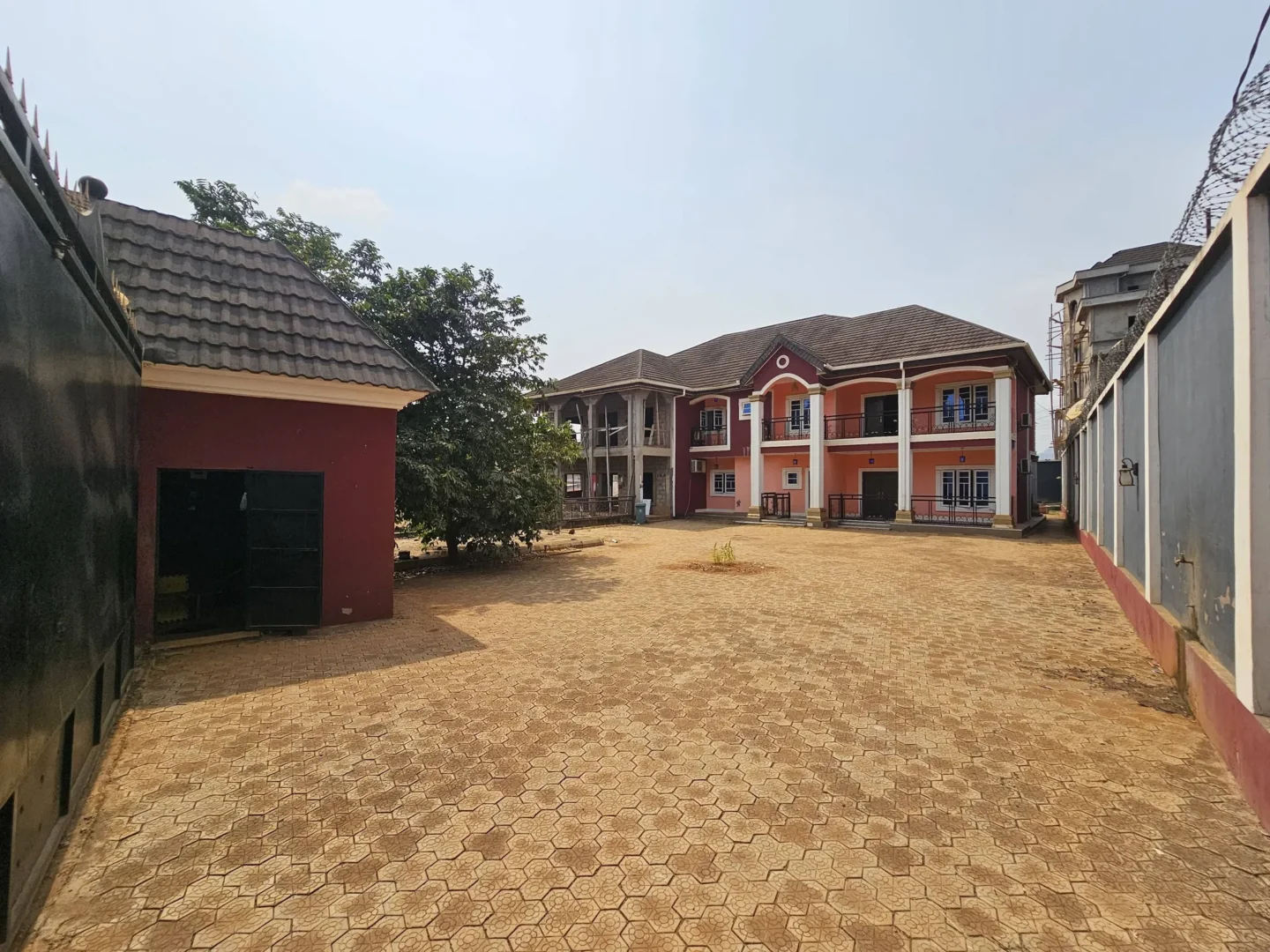 DOUBLE IMMEUBLE À VENDRE SUR 1300 m² TITRÉS A OYOM–ABANG, YAOUNDÉ