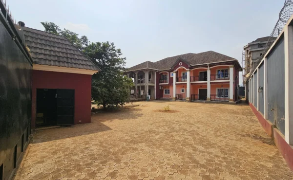 DOUBLE IMMEUBLE À VENDRE SUR 1300 m² TITRÉS A OYOM–ABANG, YAOUNDÉ