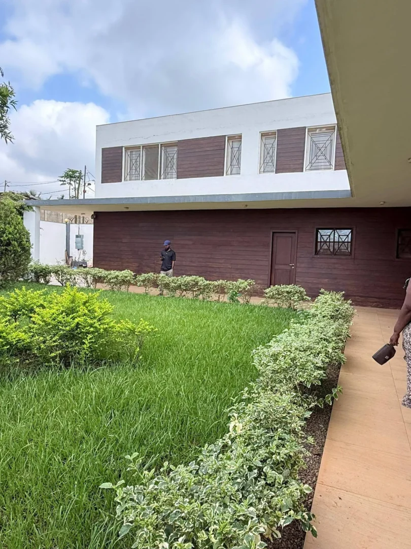 DUPLEX MODERNE À VENDRE A YAOUNDÉ NKOLFOULOU