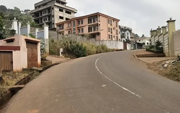 TERRAIN VIP DE 1200m²– GOLF BASTOS, YAOUNDÉ 🔥