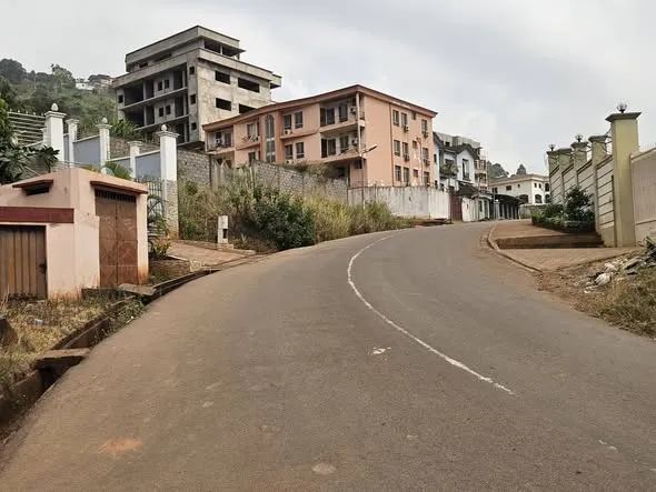 TERRAIN VIP DE 1200m²– GOLF BASTOS, YAOUNDÉ 🔥