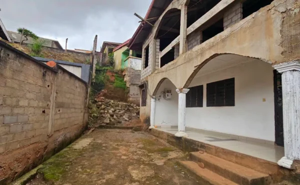 DUPLEX INACHEVE À VENDRE  À LA CITE VERTE YAOUNDE