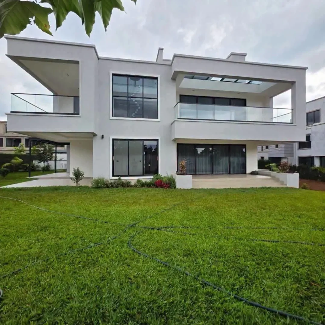 À LOUER – SOMPTUEUX DUPLEX ULTRA MODERNE AVEC PISCINE À BASTOS, YAOUNDÉ