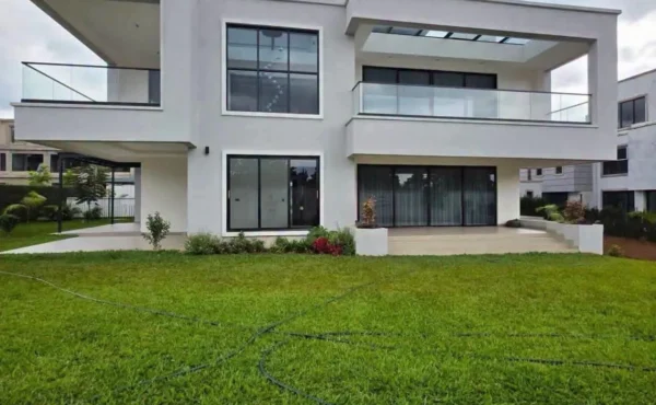 À LOUER – SOMPTUEUX DUPLEX ULTRA MODERNE AVEC PISCINE À BASTOS, YAOUNDÉ