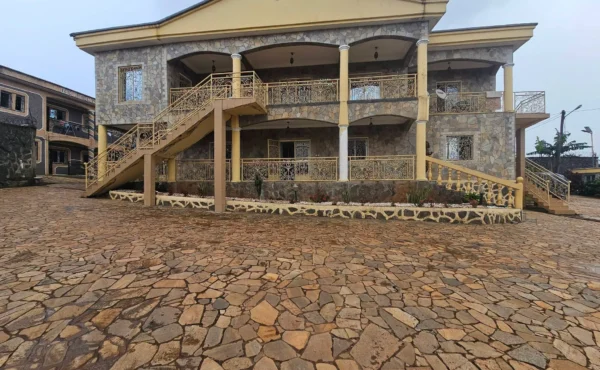 À LOUER – SPACIEUX APPARTEMENT DE 3 CHAMBRES À ODZA MESSAMENDONGO, YAOUNDÉ