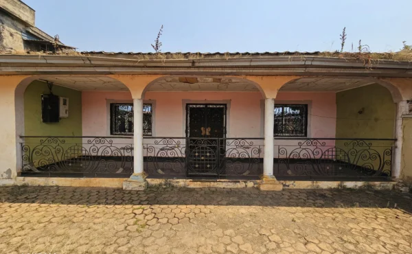 À vendre à Oyom-Abang, Yaoundé : villa et 2 appartements sur 797 m² – 80 millions FCFA